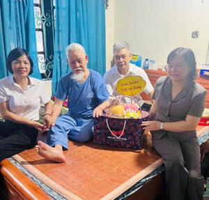Đồng chí Nguyễn Thị Minh Thương - Bí thư Đảng ủy, Chủ tịch Hội đồng thành viên TYM thăm gia đình cán bộ có công với cách mạng tại chi nhánh Ý Yên