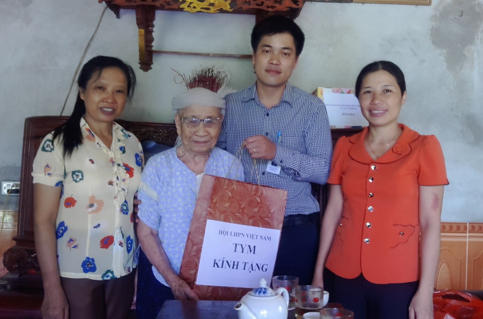 TYM presented gifts to 81 Vietnamese Heroic Mothers on the occasion of ...